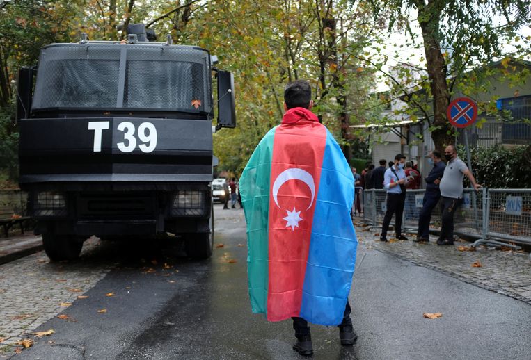 A demonstrator with an Azeri flag on his shoulder stands outside the Azerbaijan's Consuate during a protest against Armenia, in Istanbul, Turkey September 29, 2020. REUTERS/Murad Sezer Beeld REUTERS