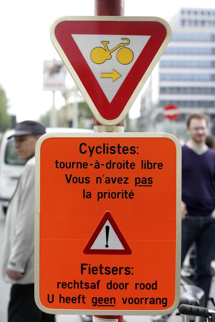 In het Brussels Hoofdstelijk Gewest mogen fietsers sinds 2012 op sommige kruispunten bij een rood verkeerslicht rechts afslaan.  Dat leidde toen tot dit nieuwe verbeersbord.