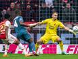 Misschien wel hét moment van De Klassieker: een wereldredding van Timon Wellenreuther op 2-2, Feyenoord wint uiteindelijk met 2-3 bij Ajax.