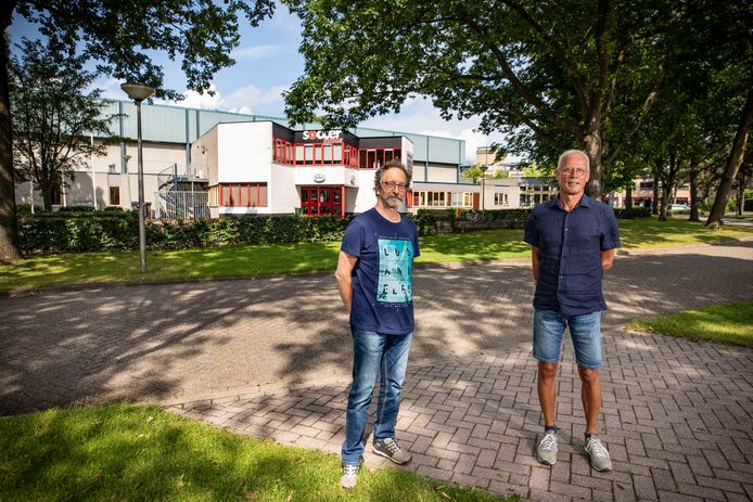 Peter Hepp (links) en Jos Oude Avenhuis wonen tegenover de oude Verdegaalhal in hartje Tubbergen. Namens de buurt zetten zij zich in voor de komst van woningbouw in een parkachtige setting.