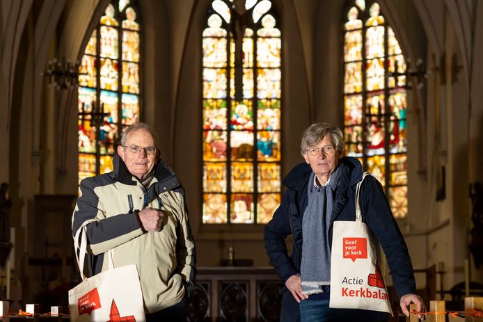 Thij Willems (met blauwe sjaal) en Hans Beimer bij het spandoek van Kerkbalans.