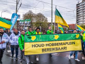 Protestmars tegen herinrichting Hobbemaplein: autoluwe en groene plannen stuiten op verzet