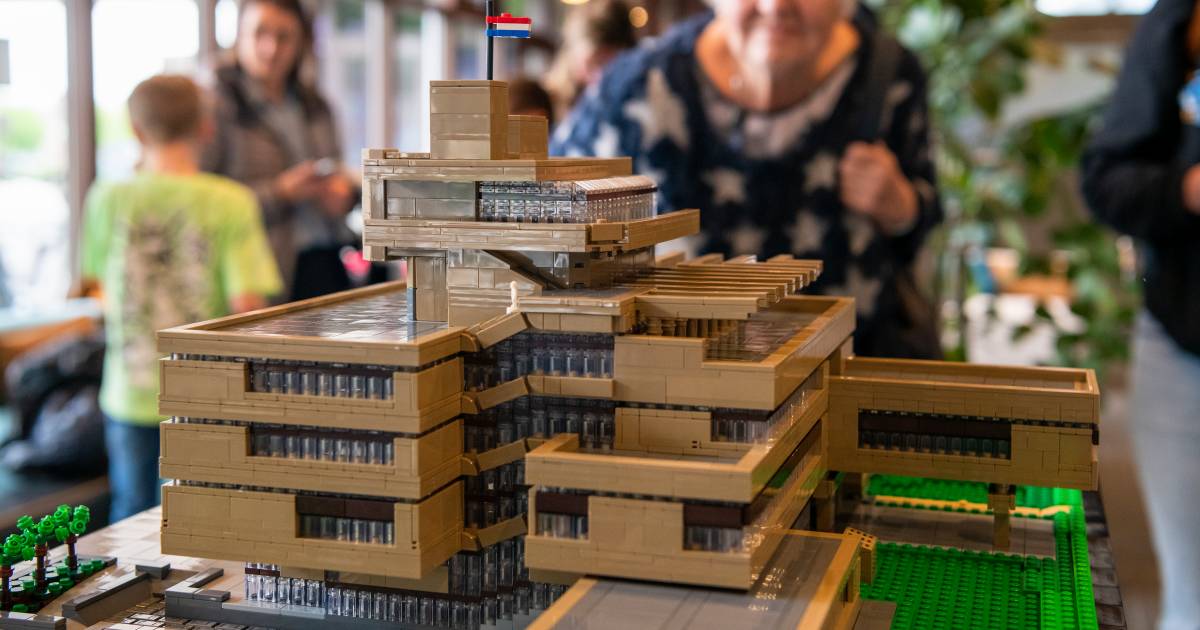 Zeeuwse Legomaster Mathijs maakte replica van stadhuis van Terneuzen: ‘Het is geen blokkendoos’