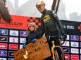 Een dolgelukkige Otis op het startpodium bij zijn grote idool Wout Van Aert.