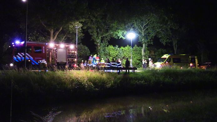 Door de beschadiging van het voertuig en de plek hadden de hulpverleners een uur nodig om de man te bevrijden uit zijn auto.