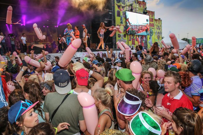 Opblaasbare penissen, fluokledij en panterprints: deze zomer duiken ze weer op aan De Lange Munte, waar Kamping Kitsch plaatsvindt.