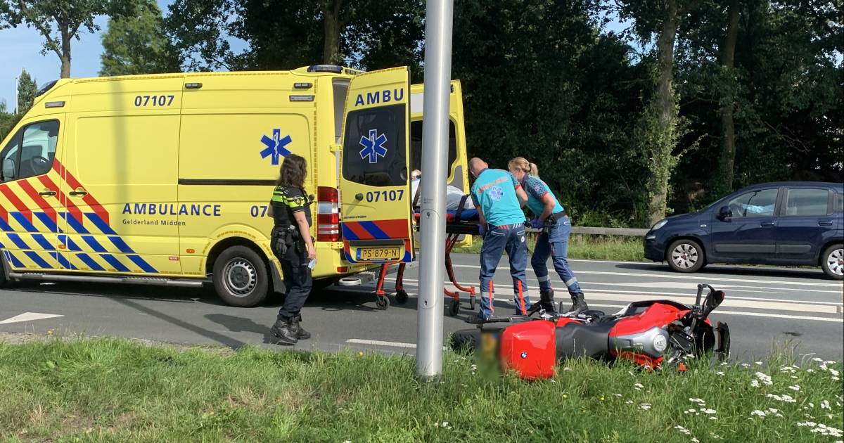 Motorrijder gewond door aanrijding met bestelwagen.