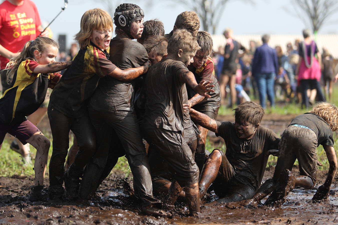 De jeugd leefde zich zondag weer lekker uit tijdens het jaarlijkse Kwalleballen in Dommelen