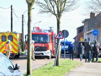 Vrouw, verblind door laagstaande zon, botst met bestelwagen op landelijk kruispunt