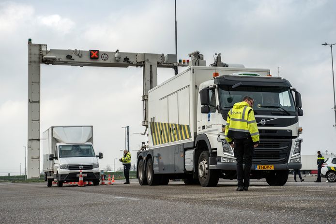 Met een van de douane in de haven van Vlissingen geleende scannerwagen werd op Hazeldonk maandag de lading van vrachtwagens doorgelicht.
