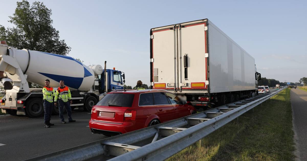 Auto en vrachtwagen botsen op A17 bij Oud Gastel, bestuurder gewond