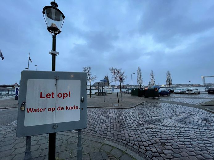 De standaardborden die waarschuwen voor water op de kade zijn uitgeklapt.