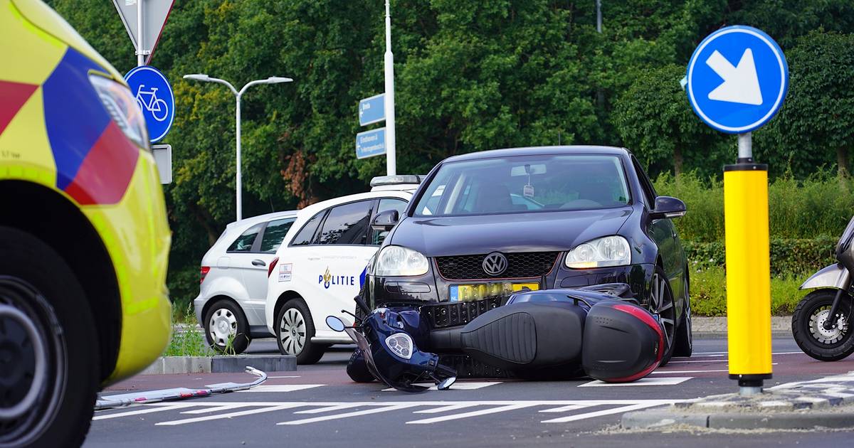 Brommerrijder hard ten val op snelfietspad in Tilburg door botsing met auto