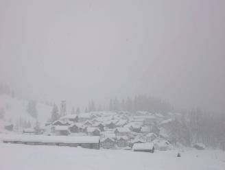Stormweer in de Alpen met hevige sneeuwval en windstoten tot 200 kilometer per uur
