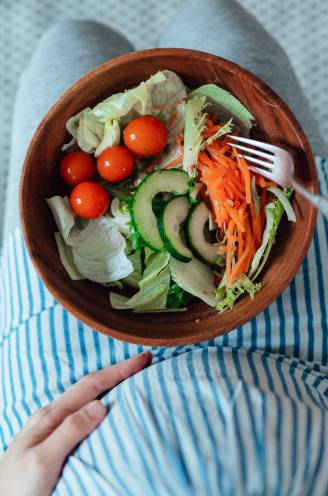 "Met een smos kaas of een broodje americain pas je beter op": gynaecoloog geeft antwoord op de meest gestelde vragen over voeding en zwangerschap