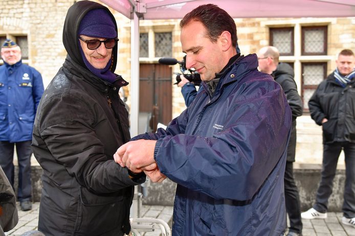 “Mouwen omhoog, wanten uit”. Bram Buytaert bindt het ene na het andere polsbandje rond armen.