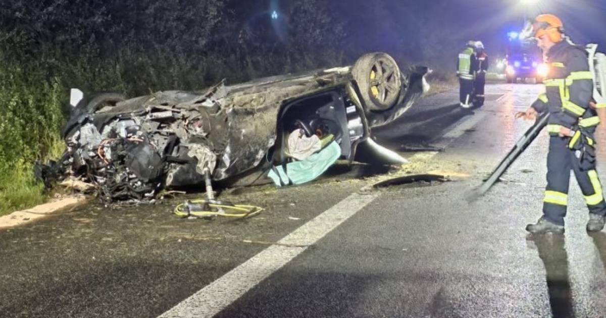 Teenagers smash a 300,000 euro Ferrari on a German autobahn  News