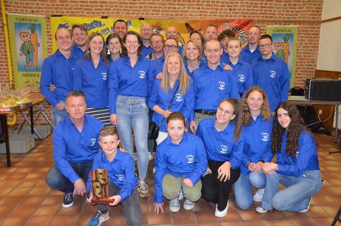 De uitreiking van de wisselbekers aan de winnende carnavalgroepen: Iejt & Geriejt