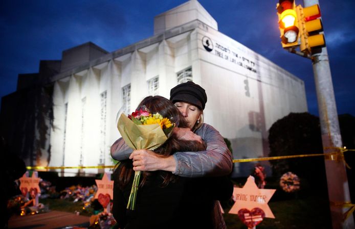 Archiefbeeld. Twee vrouwen omhelzen elkaar daags na de moordpartij in de Tree of Life-synagoge. (29/10/18)