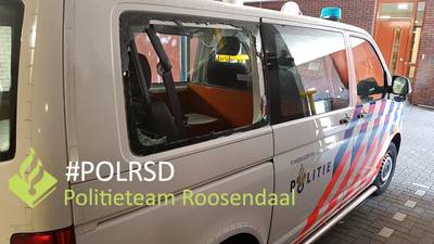 Bredanaar trapt ruit uit politiebus, reed zonder rijbewijs en met vuurwapen in Zevenbergen