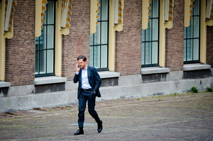 Premier Mark Rutte loopt over het Binnenhof.