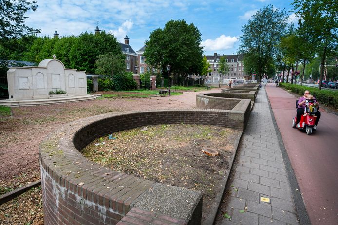 In het Weesperplantsoen werden al bomen gekapt om plaats te maken voor het nationaal Namenmonument.