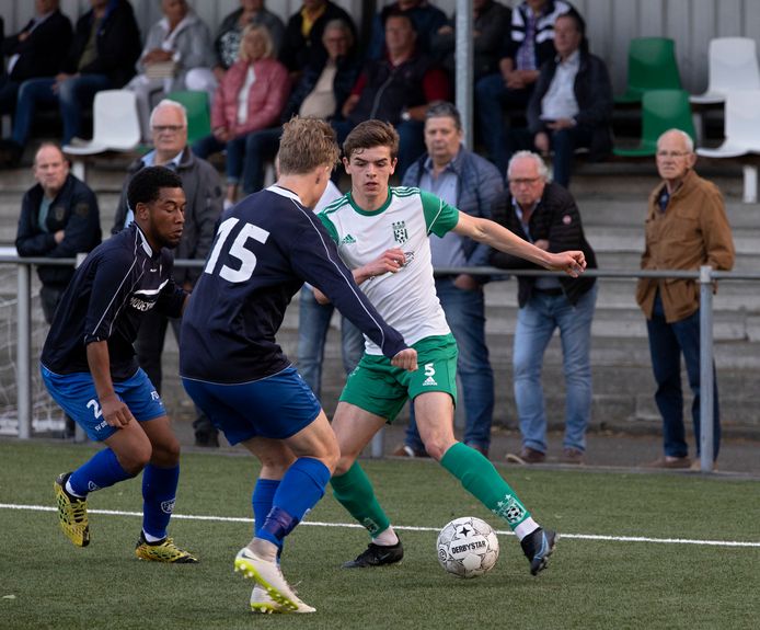 Tom Sas, hier rechts in actie tegen Deurne, scoorde twee keer voor Geldrop tegen BSV Limburgia.