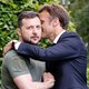 Dat Macron écht niet aan het oorlelletje van Zelensky likte, doet er online niet toe
