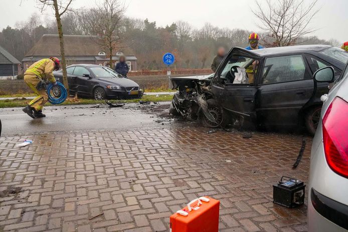 Twee voertuigen raakten door de botsing op de Bakelseweg in De Mortel zwaar beschadigd.