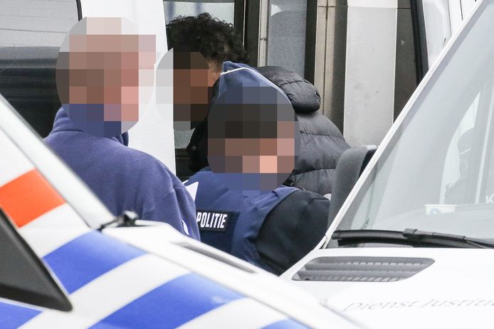 Drie van de verdachten van ontvoeringspoging minister Vincent Van Quickenborne worden aan de Belgisch - Nederlandse grens overgeleverd.