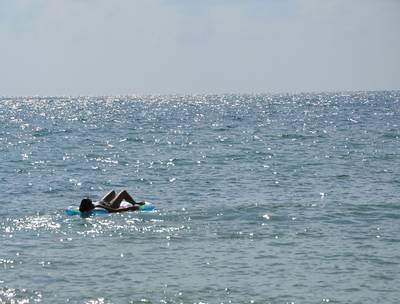 Russin dobbert 21 uur lang rond op zee, nadat luchtbed afdrijft van de kust