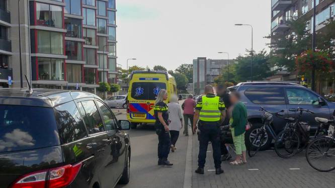 Fietser gewond naar ziekenhuis na aanrijding in Enschede
