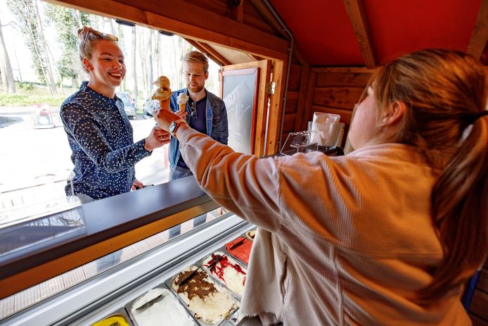Bella Vita begint met een ijssalon een dependance bij café de Roestelberg. De eerste ijsjes worden geschept.