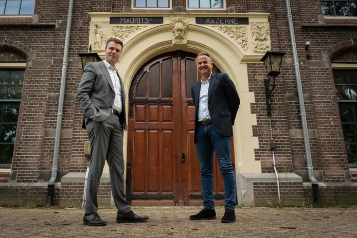 Timo Kruft (links) en Dirk Lubbers bij de Mauritskazerne.