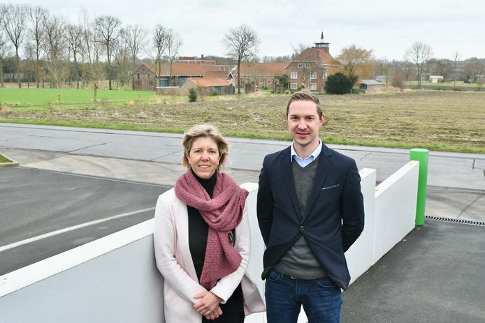 Evelien Vanden Brande en  Wouter Polfliet van Decospan met op de achtergrond de aangekochte hoeve.