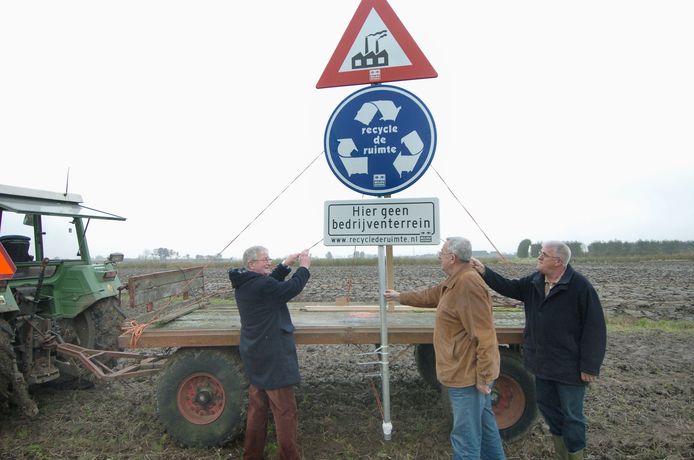 De BZZB en de dorpsraad ’s Heerenhoek maaken in 2007 al duidelijk niets te zien in de plannen voor Sloepoort. Doordat ze naar de Raad van State stapten, werd het plan een jaar later vernietigd.