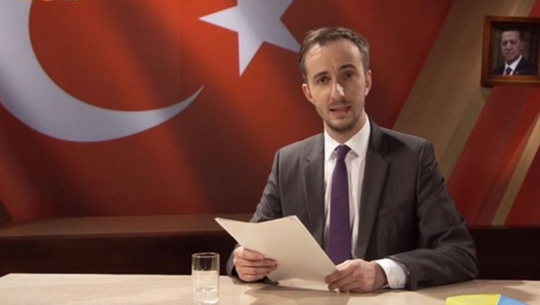 Jan Böhmermann tijdens zijn uitzending. Beeld epa
