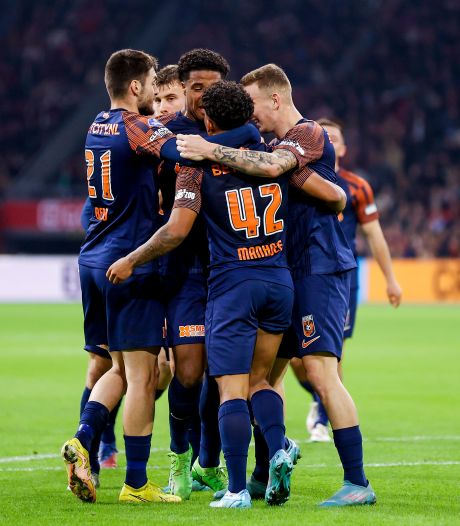 Vitesse legt Schreuder op hakblok: Million Manhoef zorgt als ‘counterkoning’ voor sensatie tegen Ajax