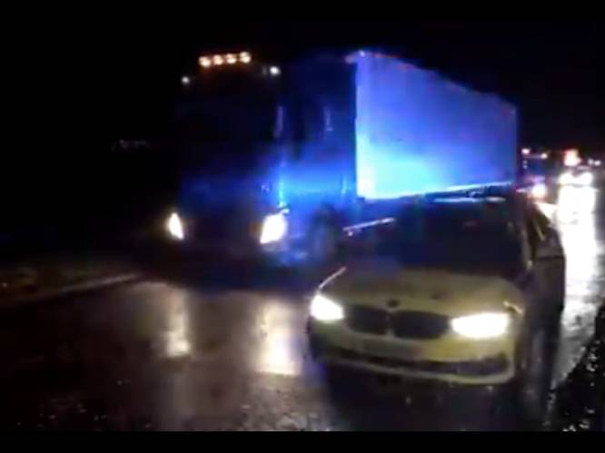 Britse politie vindt vijftien mensen in vrachtwagen