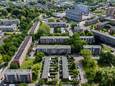 Het deel van Keizerslanden dat wordt gesloopt. Links de Lebuinuslaan, op de achtergrond het winkelcentrum.