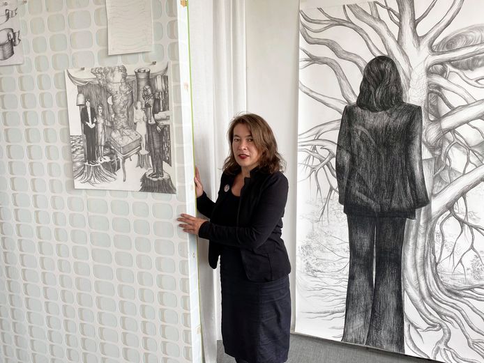 Kunstenares Danielle Lemaire bij haar tentoonstelling over Nick Drake in Breda.