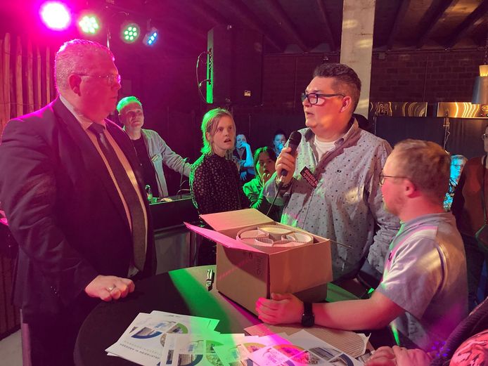 John van Bergen (met microfoon) kreeg zaterdagavond in Veghel de Waarderingsprijs Meedoen in Meierijstad als aanspreekpunt, visitekaartje, kartrekker en organisator van Dansen&Sjanzen café voor 18-plussers met een beperking.