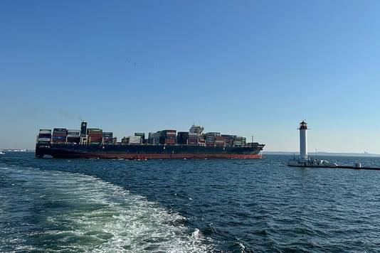 Het Duitse containerschip Joseph Schulte woensdag tijdens het verlaten van de haven van Odessa.