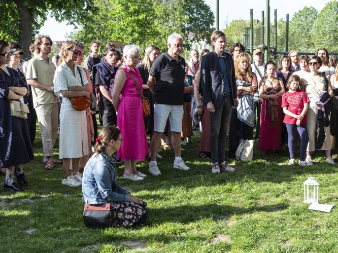 “Justice for Sanda”: 200-tal aanwezigen rouwt in stil protest op spontane wake voor jonge student