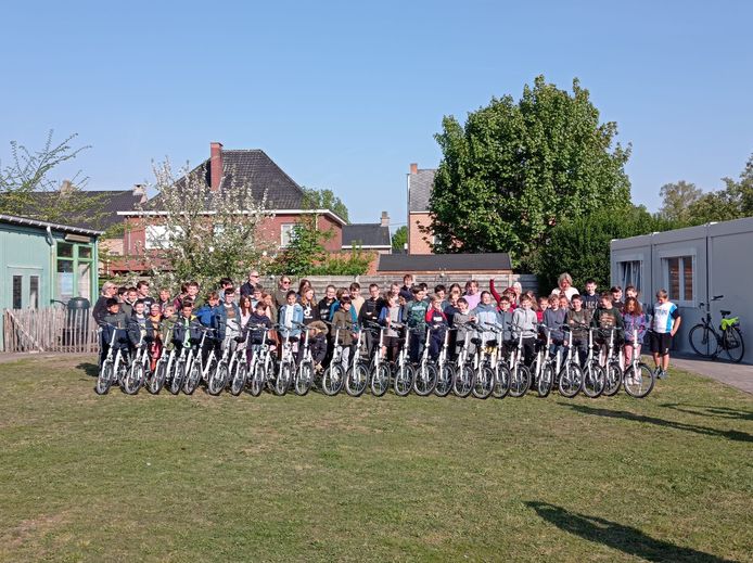 Rotary Kasterlee schonk 26 nieuwe fietsen aan GO! de 3Master in Tielen