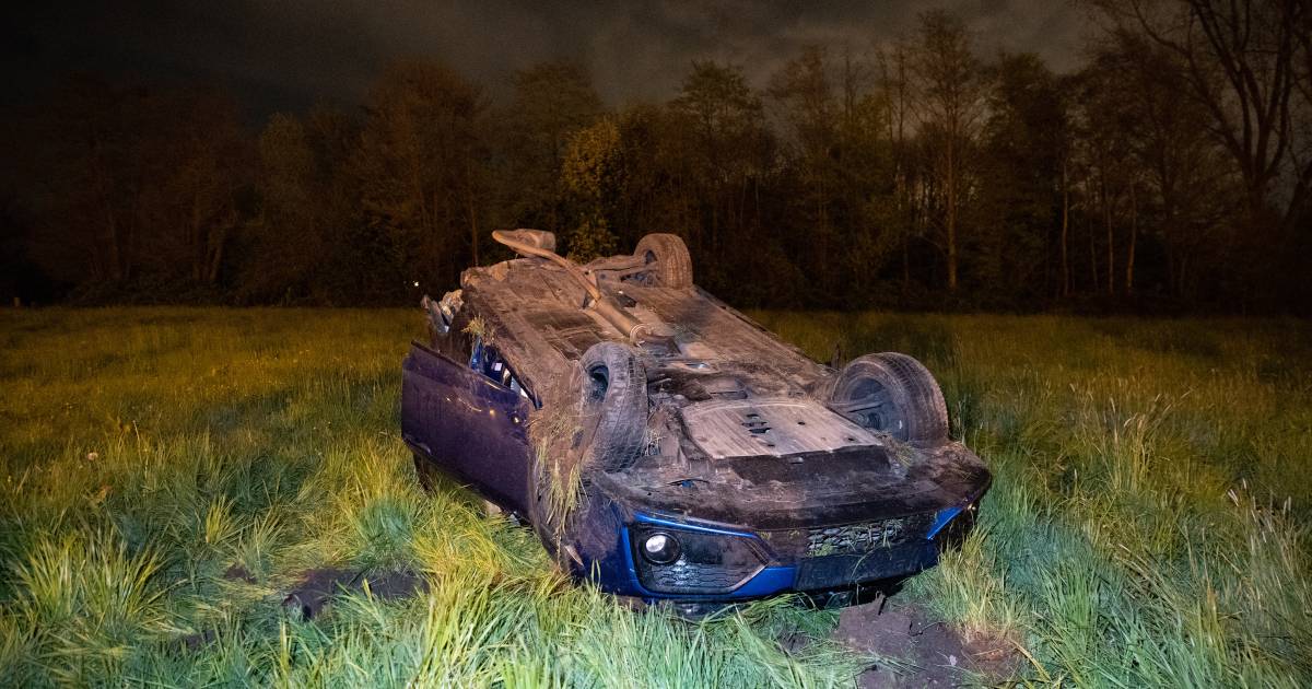 Heftig ongeluk op A50 tussen Apeldoorn en Vaassen: twee mensen naar het ziekenhuis.