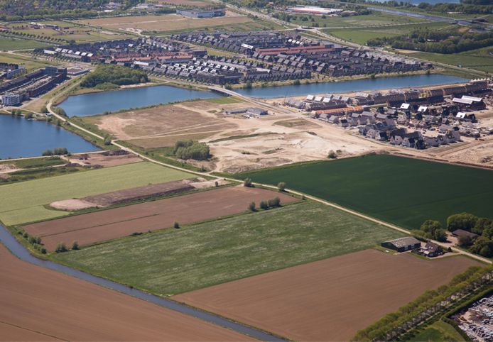 Op de voorgrond het gebied de Noordoosthoek. rechtsboven op de foto buurt de Lanen.