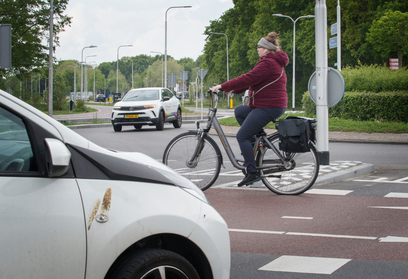 Het blijkt lastig wennen aan de ‘fietsershebbenvoorrangrotondes’ in de Reeshof Foto