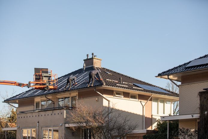 Voor het leggen van zonnepanelen op huizen aan de Roos van Dekemahof in Baarn had een vergunning moeten worden aangevraagd.