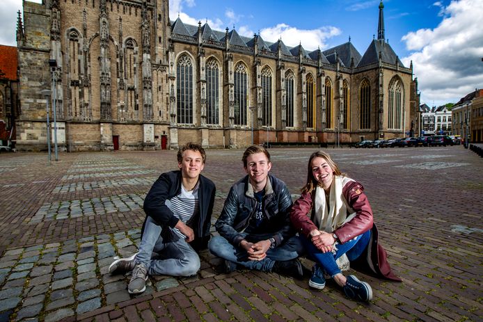 De 18-jarigen Tiemen Hageman, Yme van Elsloo en Kim van der Strate kregen een brief van de burgemeester om bij de dodenherdenking te zijn.